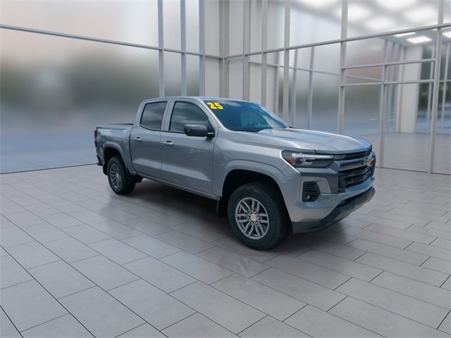 2025 Chevrolet Colorado Work Truck LT photo 2