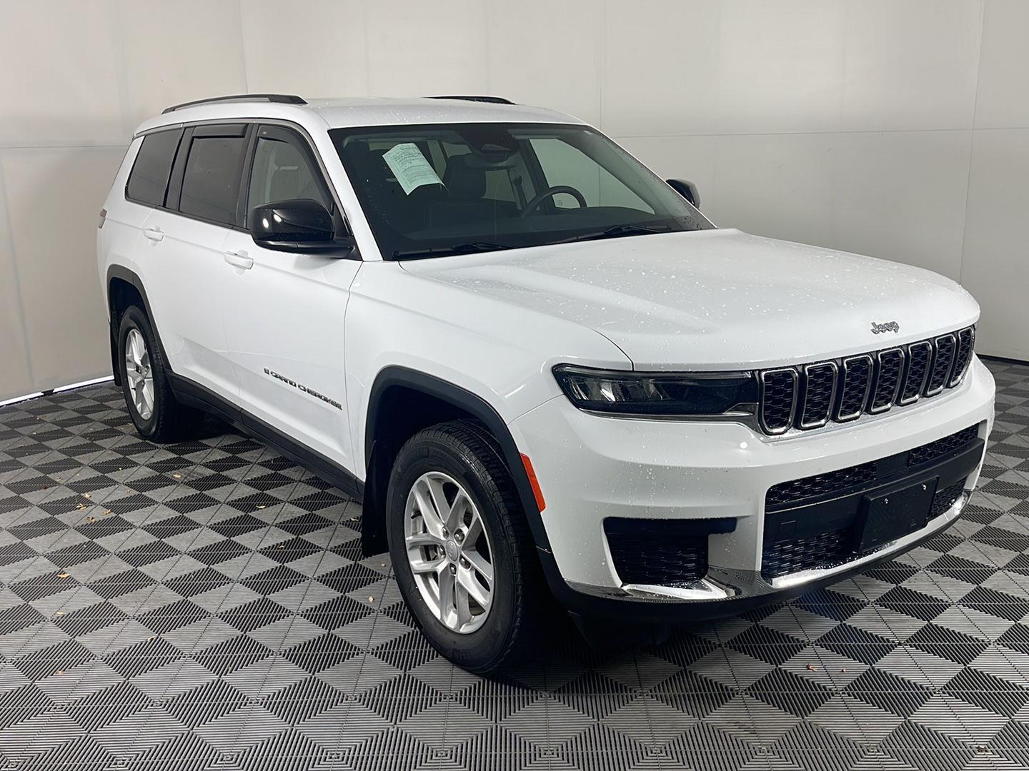 2022 Jeep Grand Cherokee Laredo photo 3