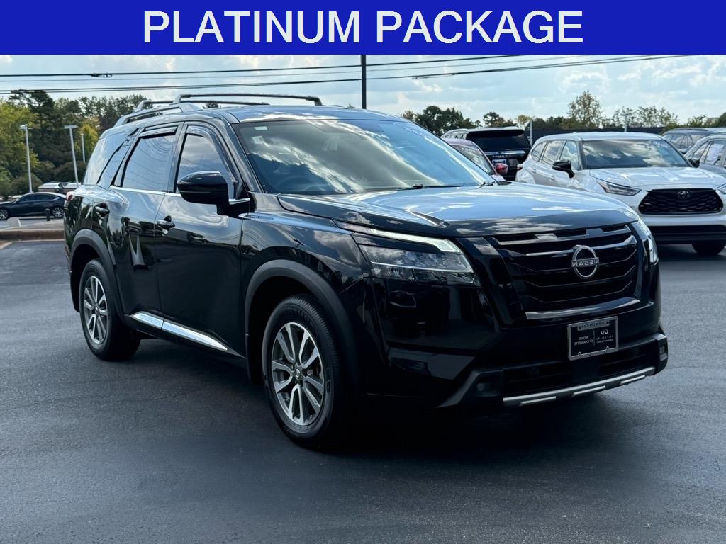2022 Nissan Pathfinder Platinum's photo