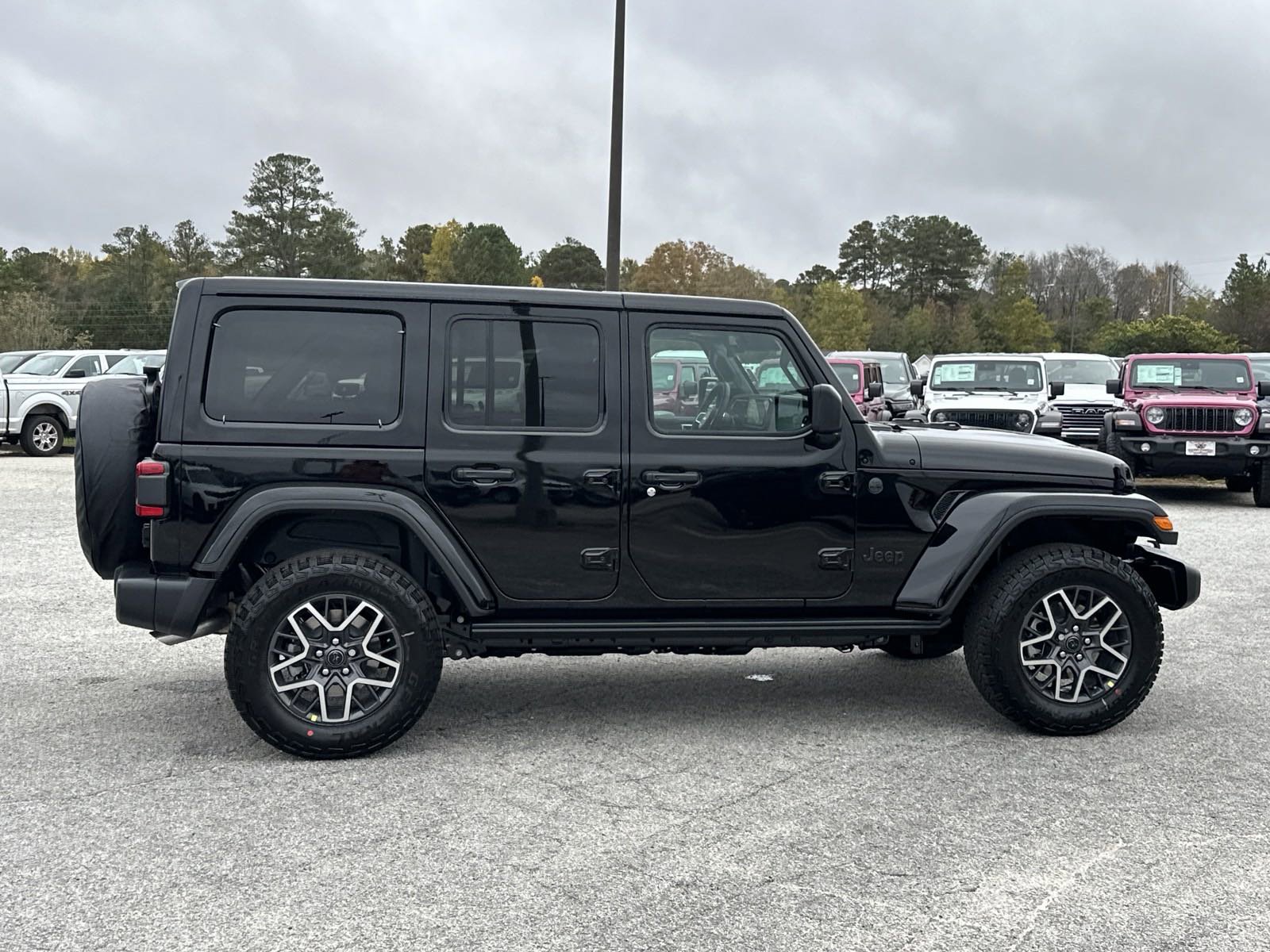 2025 Jeep Wrangler Sahara photo 9