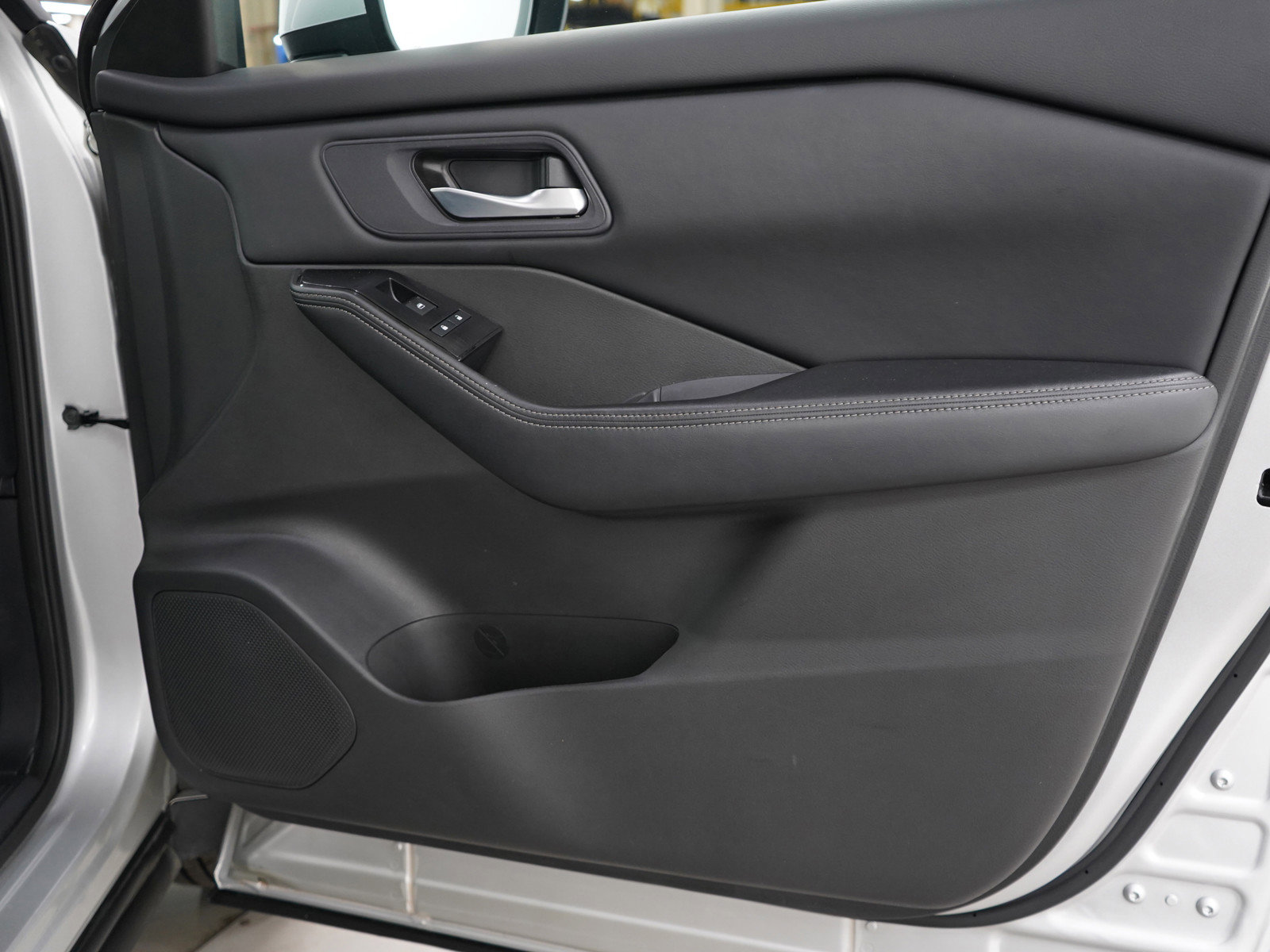 2024 Nissan Rogue SV photo 8