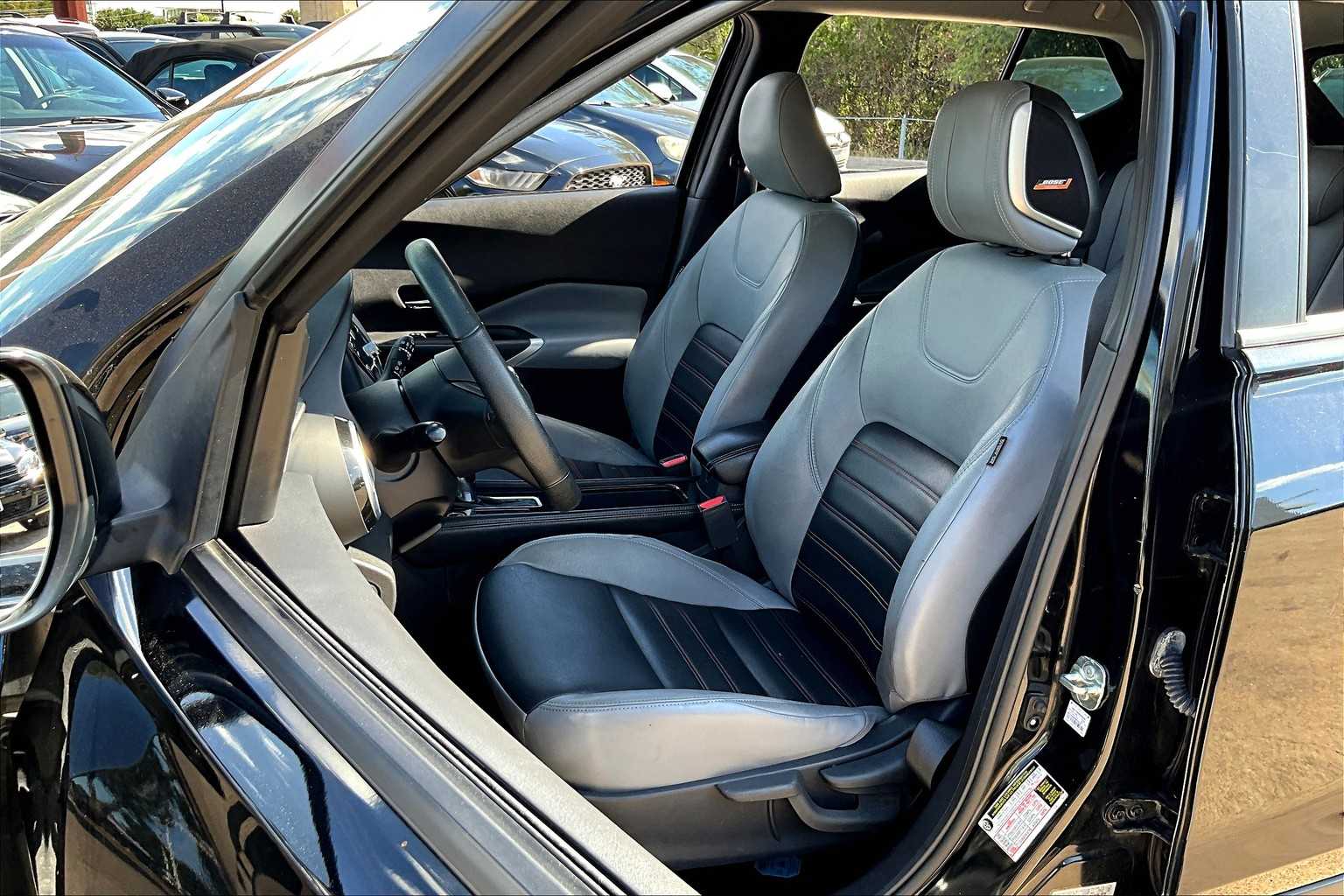 2021 Nissan Kicks SR photo 3