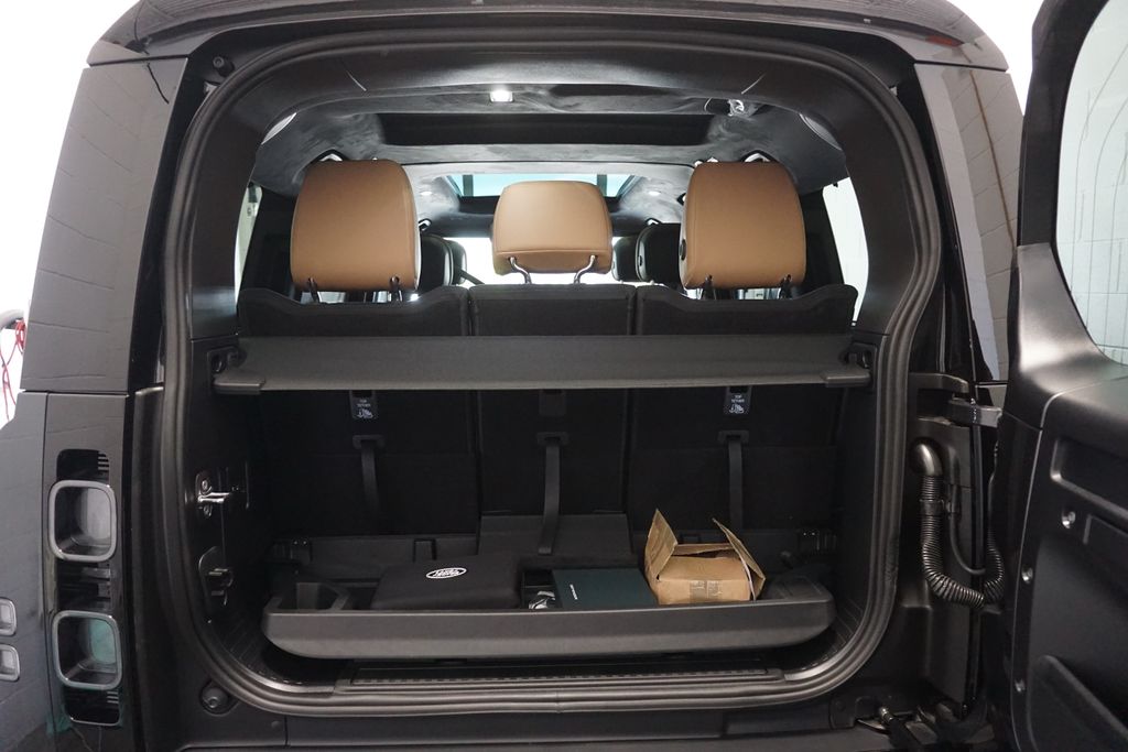 2025 Land Rover Defender 130 V8 photo 29