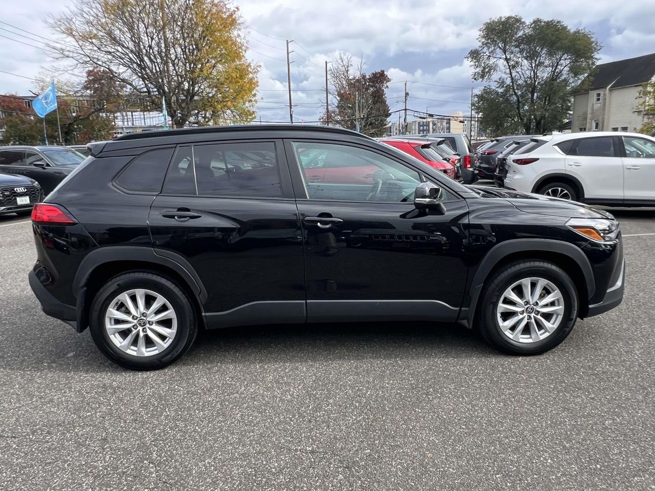 2022 Toyota Corolla Cross LE photo 3