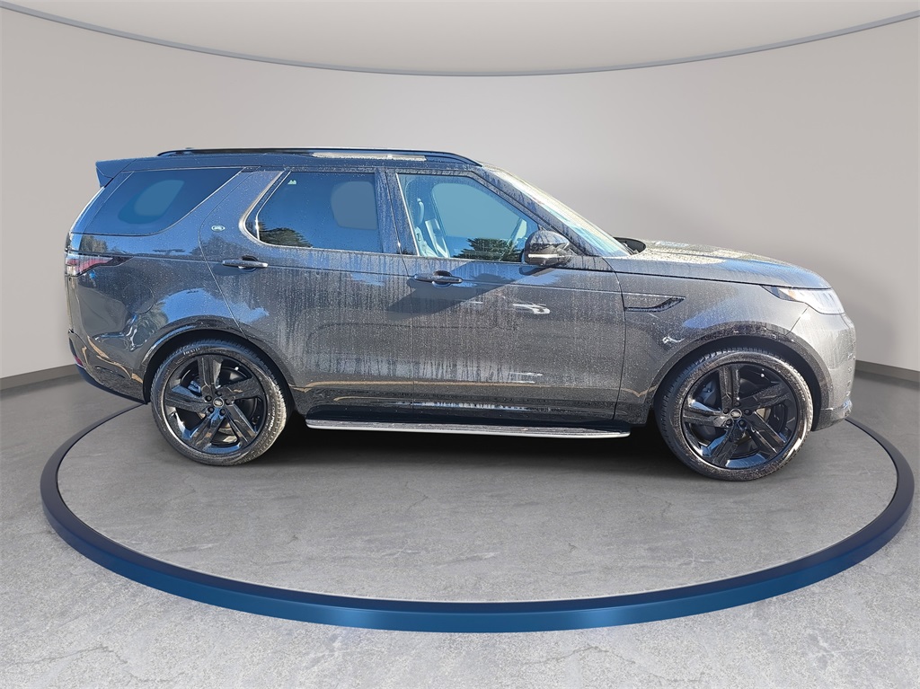 2026 Land Rover Discovery photo 4