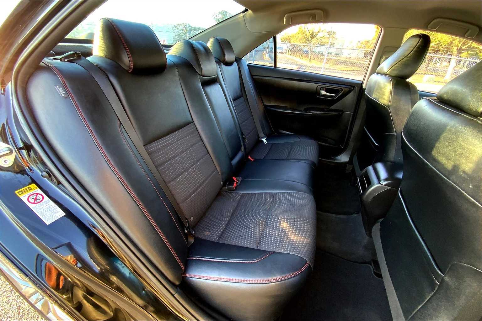 2015 Toyota Camry SE photo 18