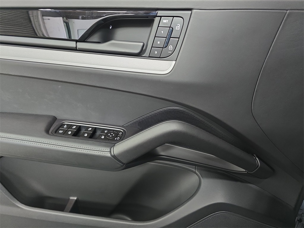 2024 Porsche Cayenne E-Hybrid S photo 20