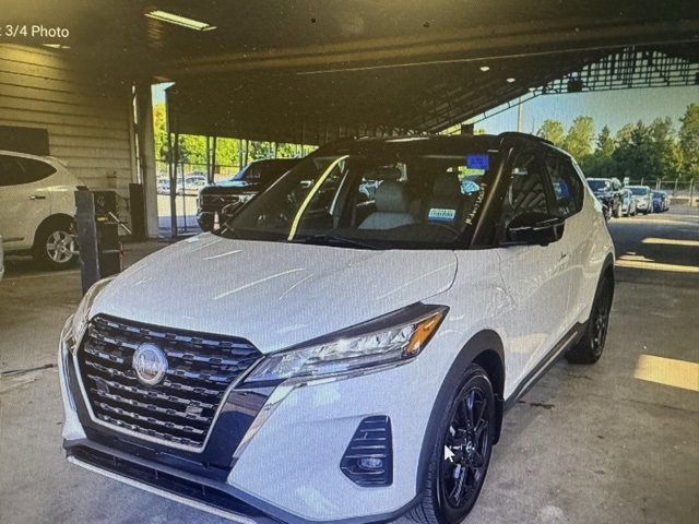 2023 Nissan Kicks SR photo 2