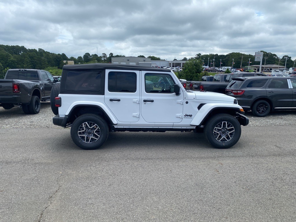 2025 Jeep Wrangler Sahara photo 4