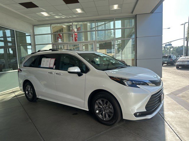 2025 Toyota Sienna XLE photo 7