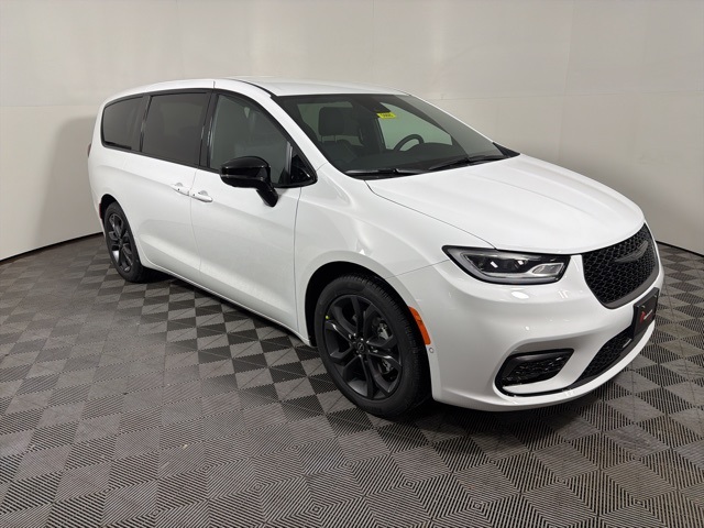 2026 Chrysler Pacifica Select's photo