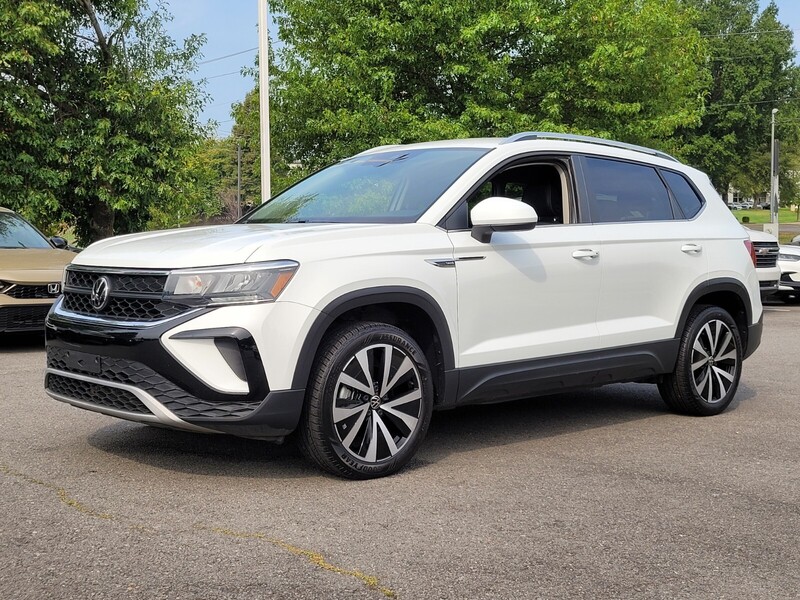 2023 Volkswagen Taos SE photo 3