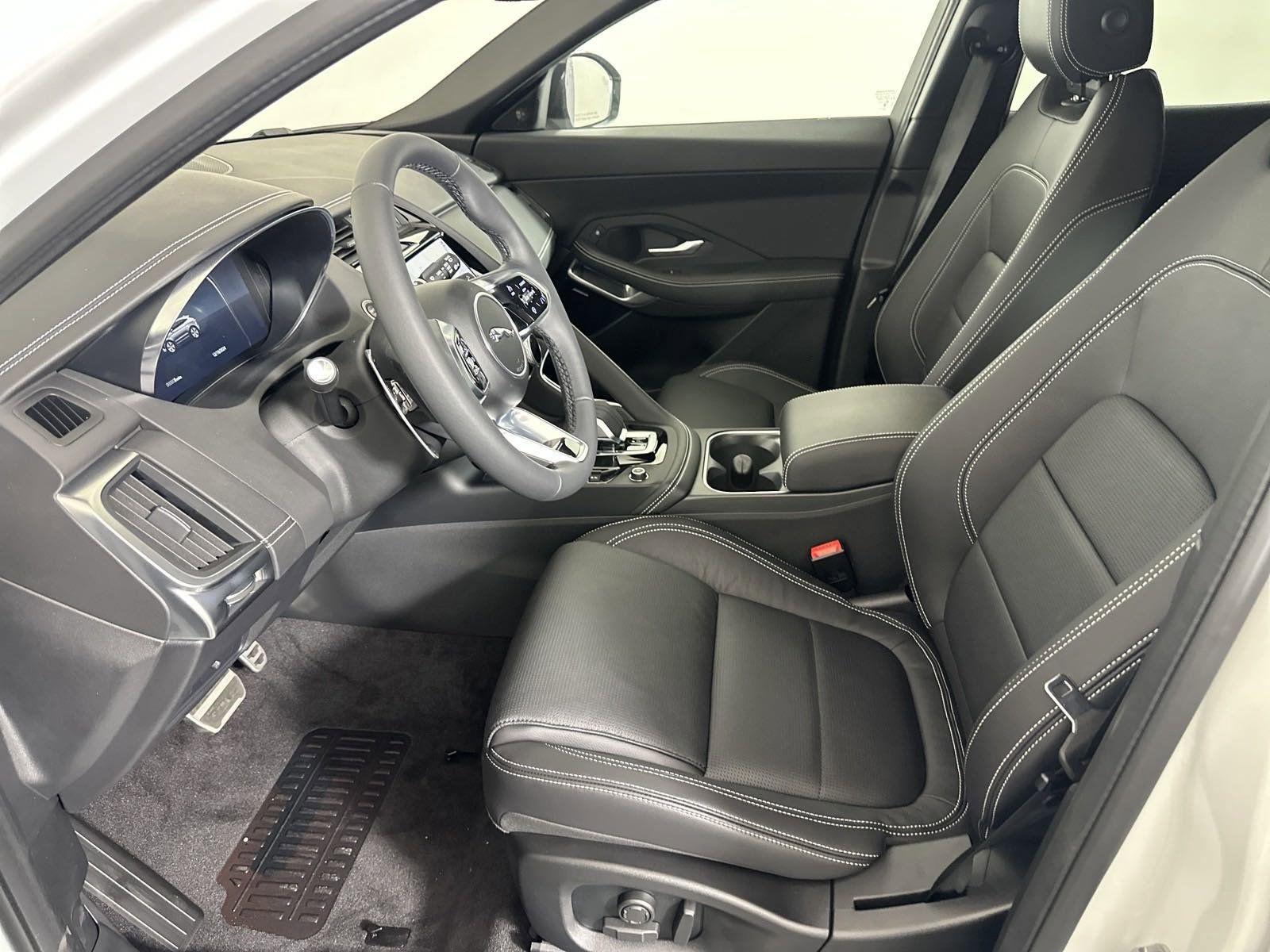 2024 Jaguar E-PACE P250 R-Dynamic SE photo 4