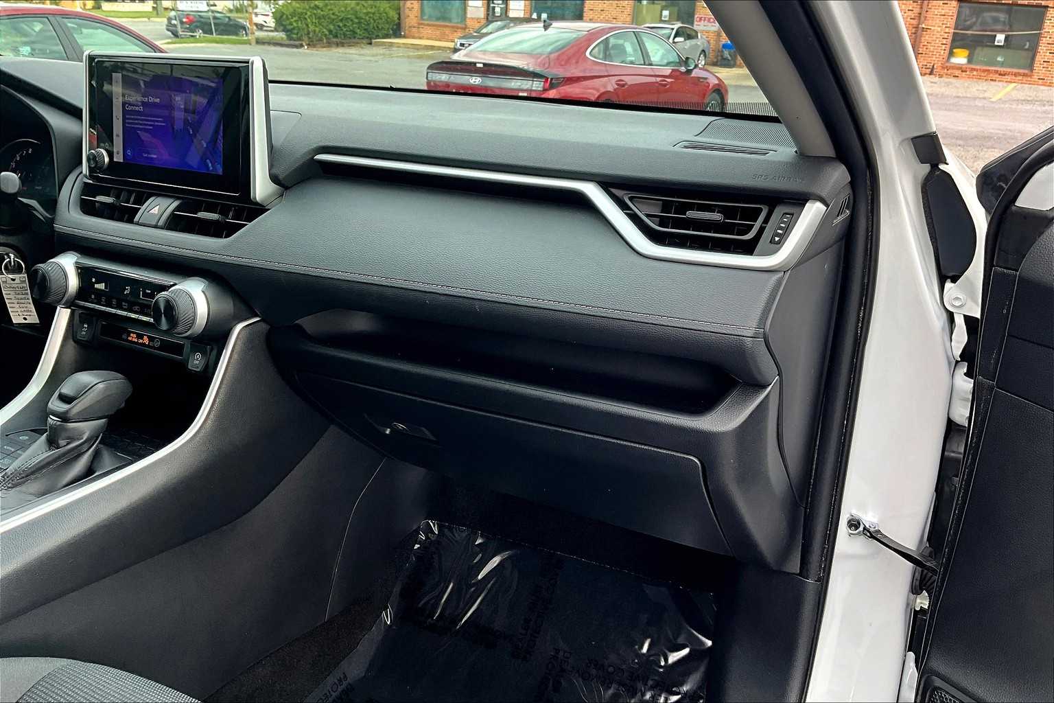 2024 Toyota RAV4 LE photo 11