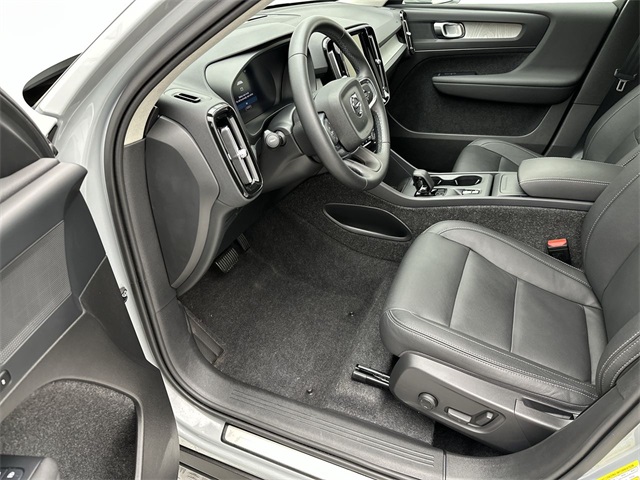 2025 Volvo XC40 Core photo 2