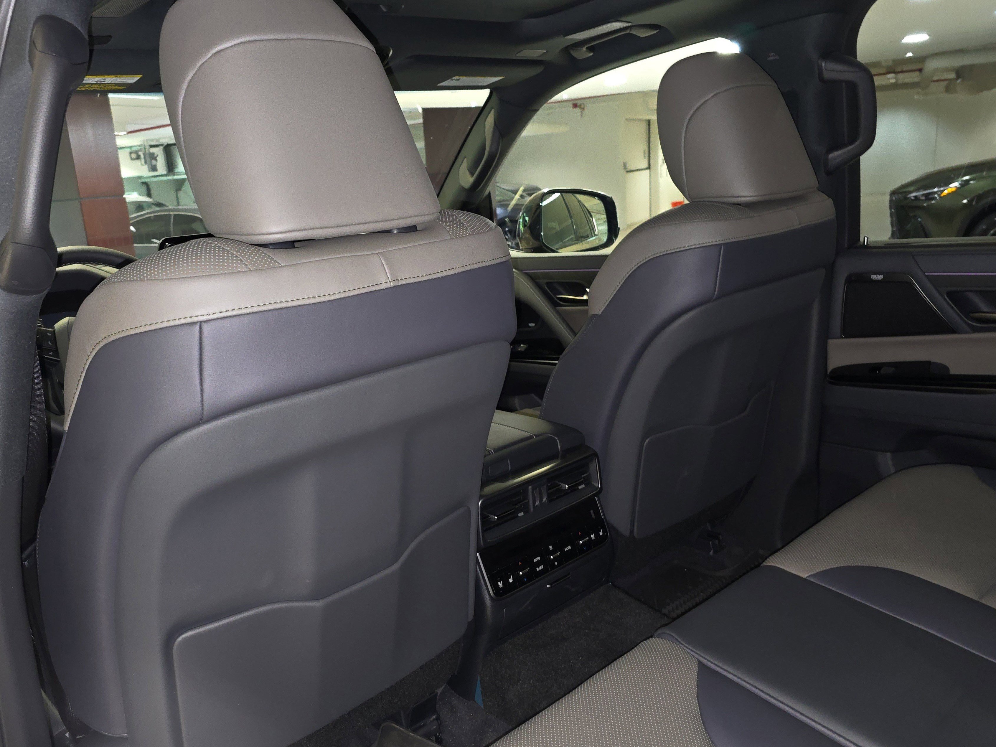 2025 Lexus LX photo 4