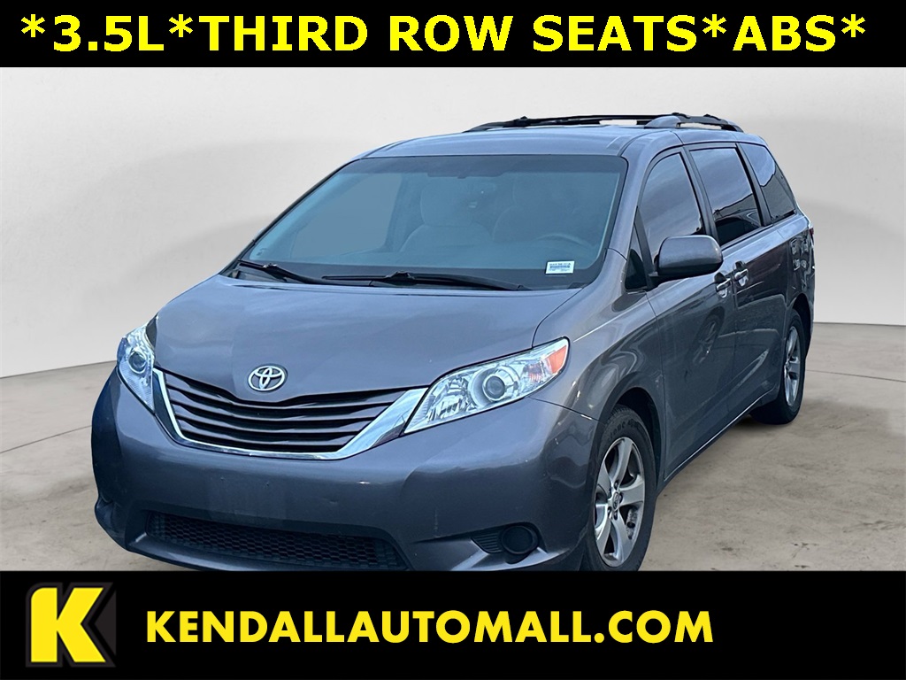 2017 Toyota Sienna LE's photo