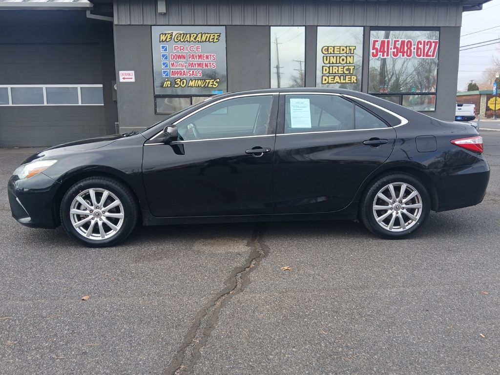 2016 Toyota Camry LE photo 2