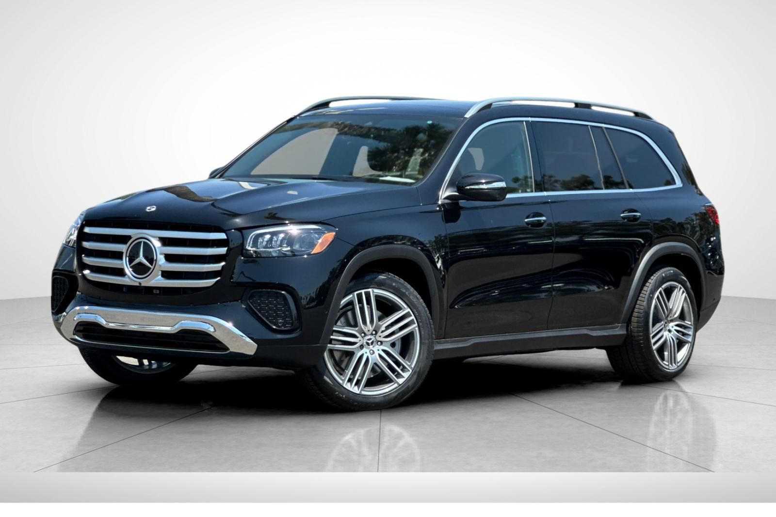 2025 Mercedes Benz GLS 450 4MATIC photo 2