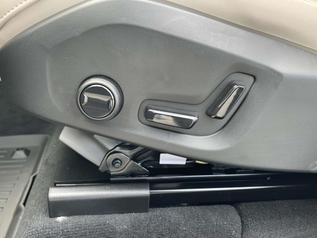 2026 Volvo XC60 B5 Core photo 7