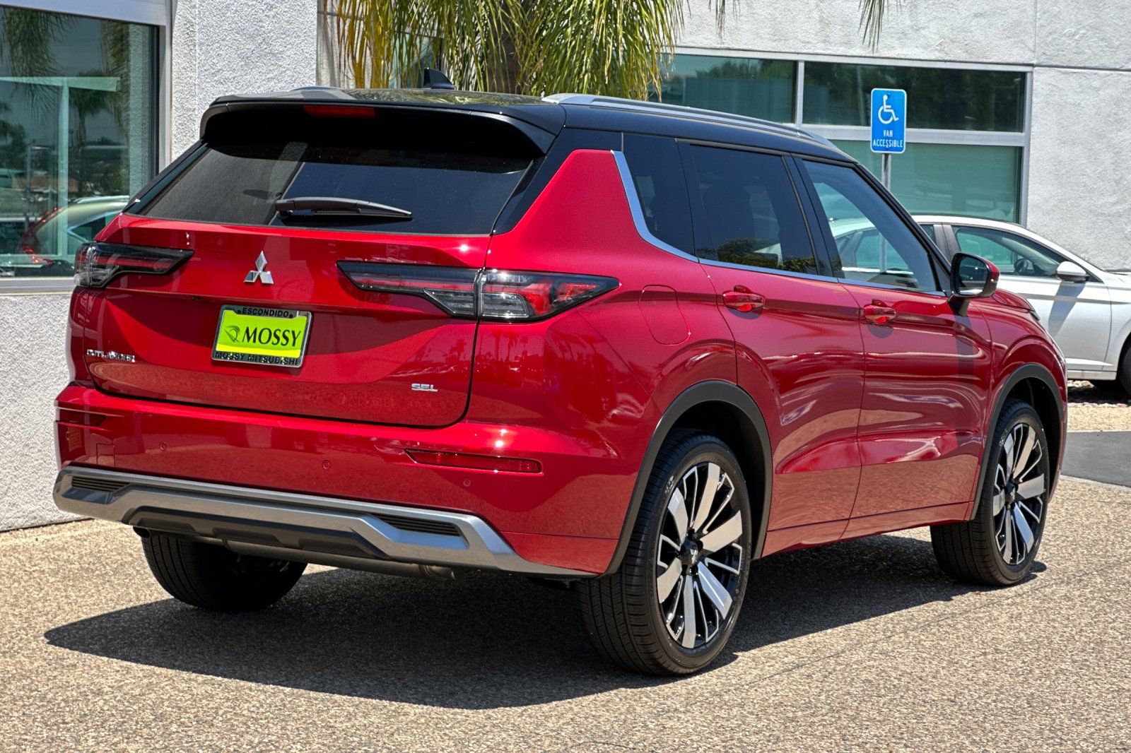 2025 Mitsubishi Outlander SEL photo 4