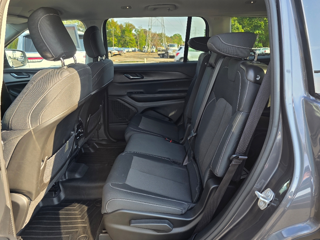 2023 Jeep Cherokee Laredo photo 25