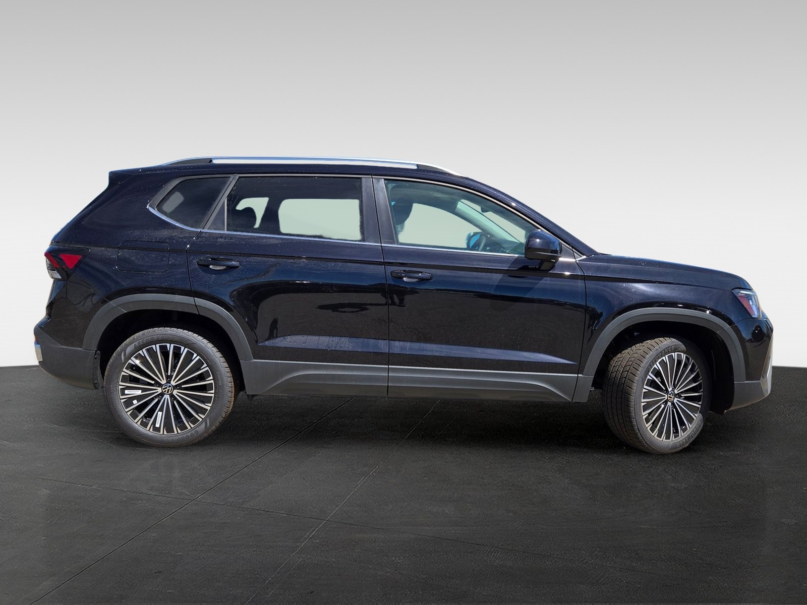 2025 Volkswagen Taos SE photo 3