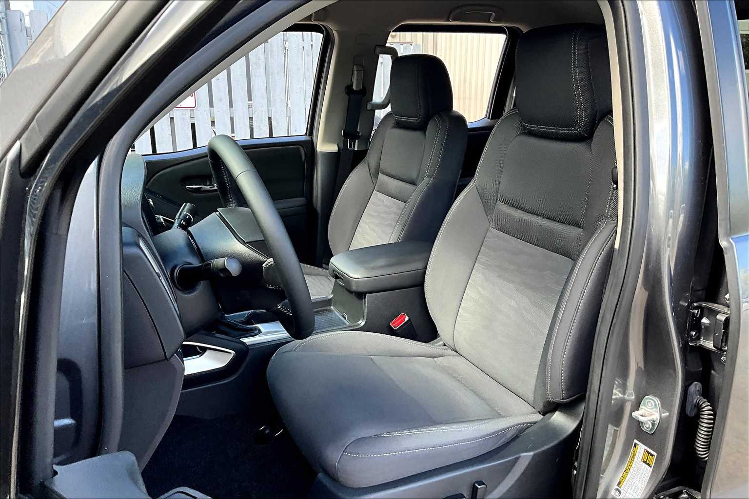 2024 Nissan Frontier SV photo 7