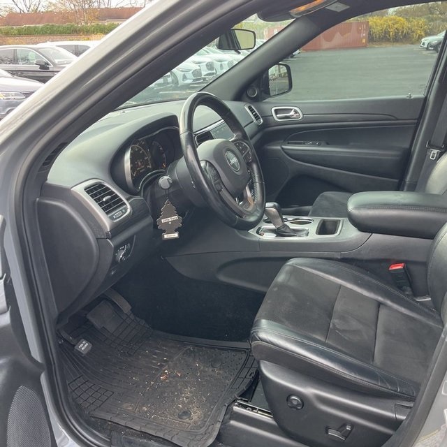 2021 Jeep Grand Cherokee Laredo X photo 2