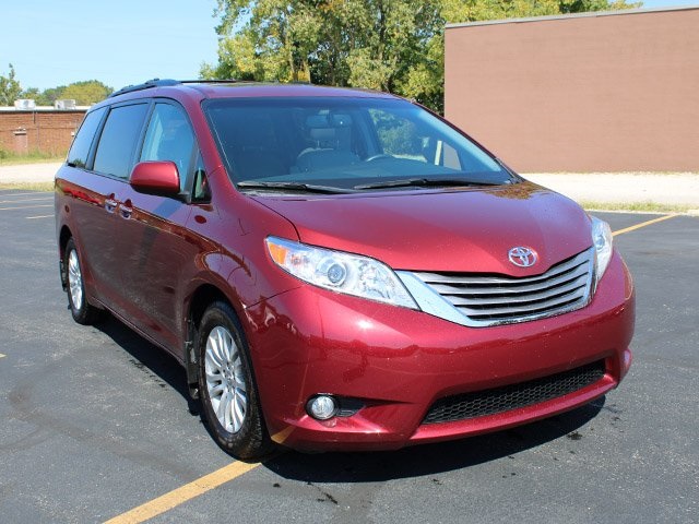 2017 Toyota Sienna XLE photo 6