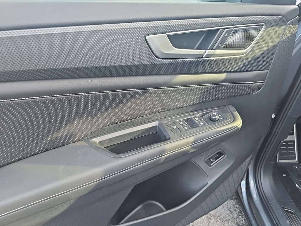 2025 Volkswagen Atlas Cross Sport SEL R-Line photo 5