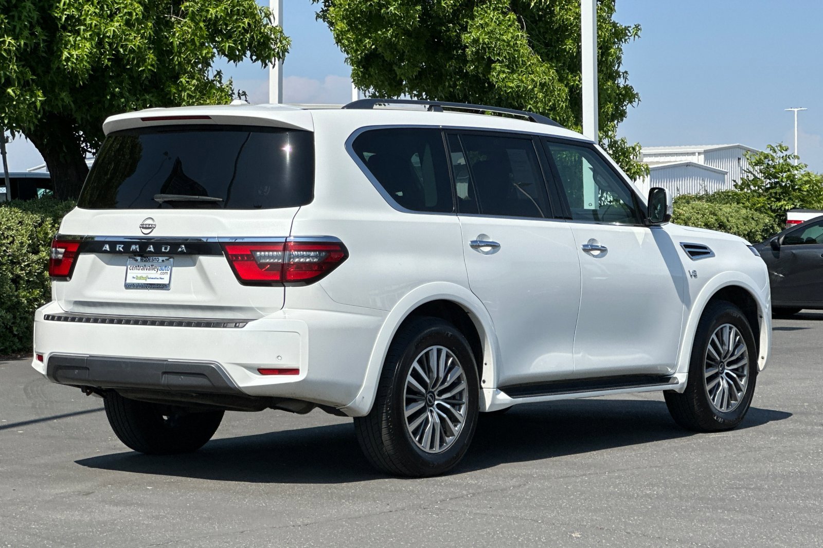 2022 Nissan Armada SV photo 4