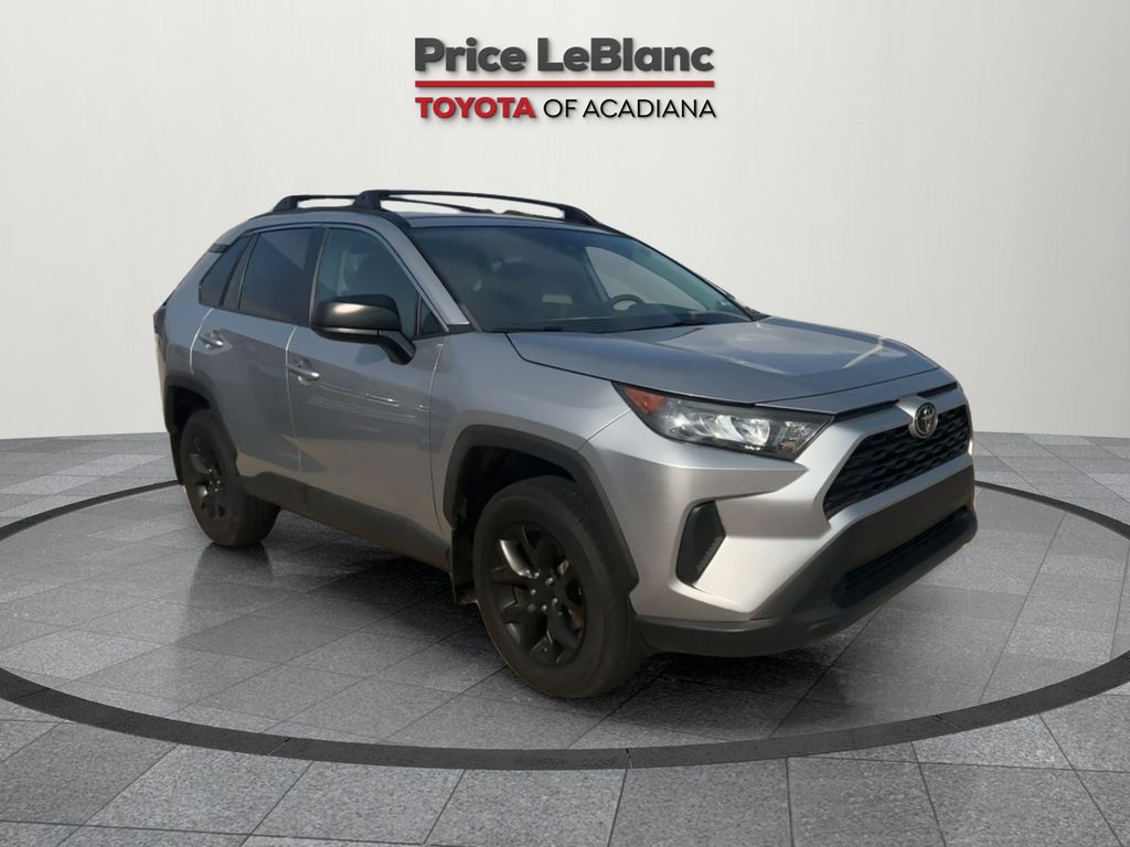 2021 Toyota RAV4 LE's photo