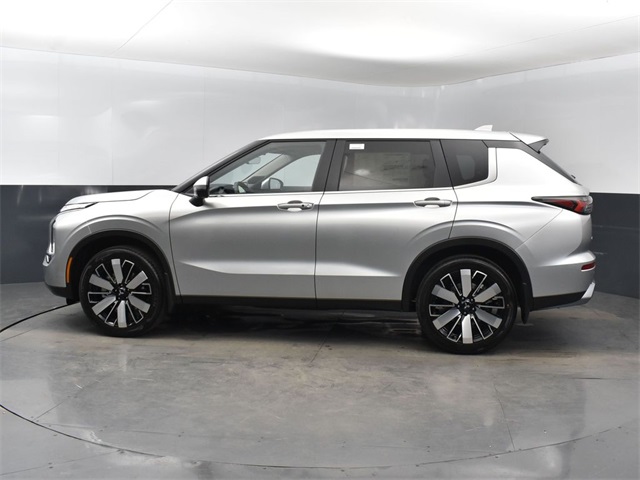 2025 Mitsubishi Outlander SE photo 2