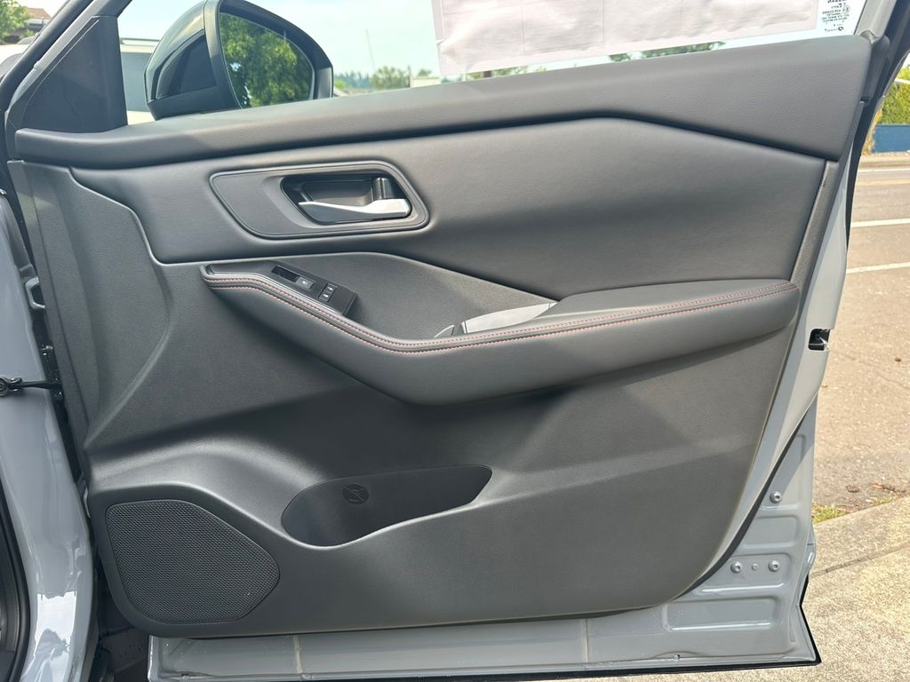 2026 Nissan Rogue SV photo 15