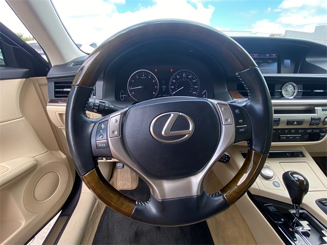 2013 Lexus ES 350 photo 22