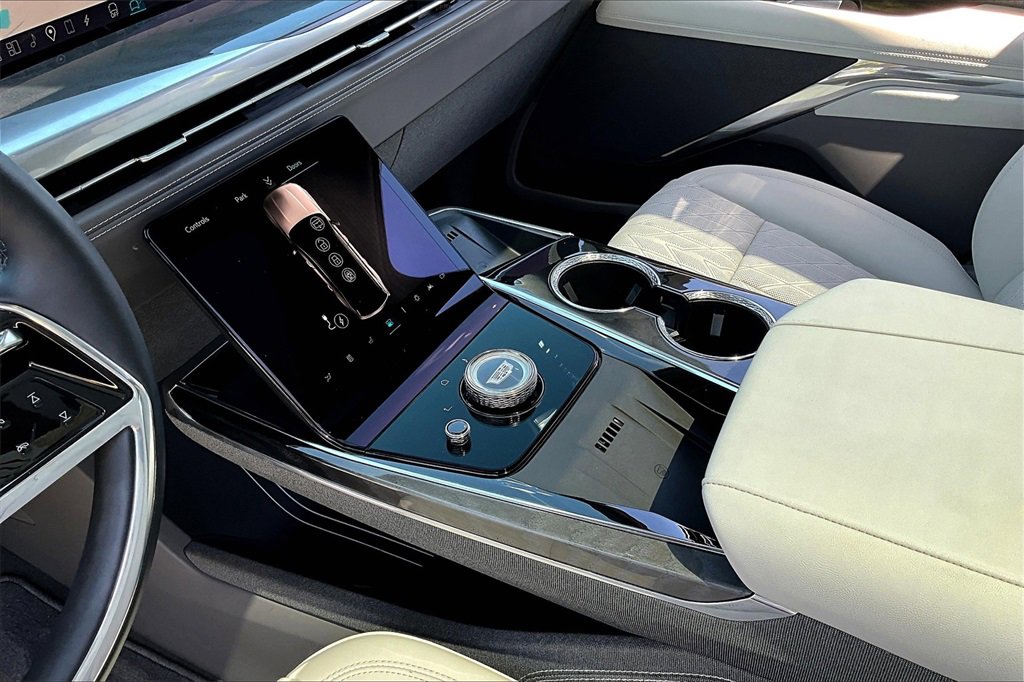 2025 Cadillac Escalade IQ Luxury photo 5