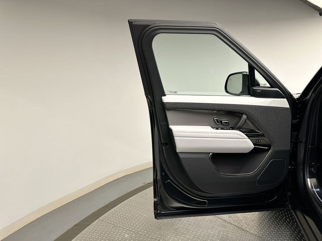 2025 Land Rover Range Rover Sport SE photo 8