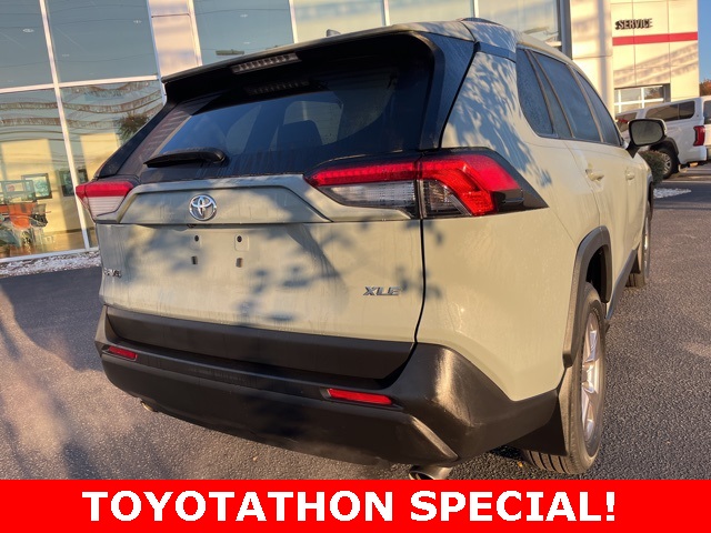 2023 Toyota RAV4 XLE photo 2