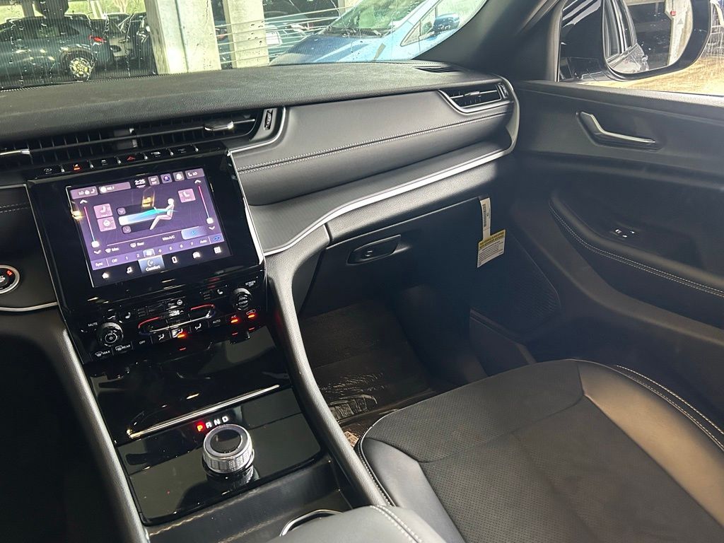 2025 Jeep Grand Cherokee Laredo Altitude photo 6