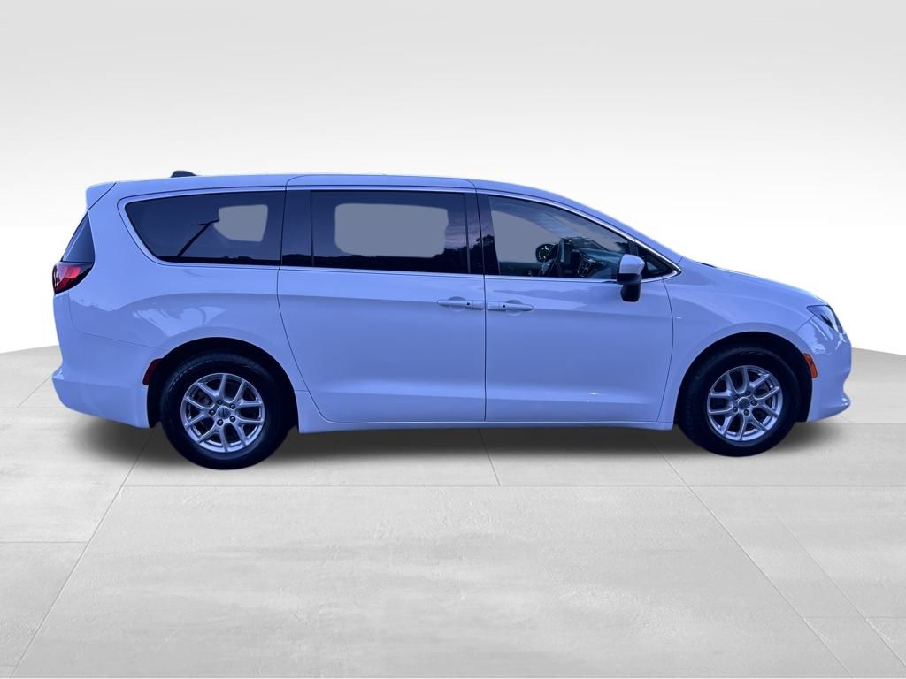 2022 Chrysler Voyager LX photo 6