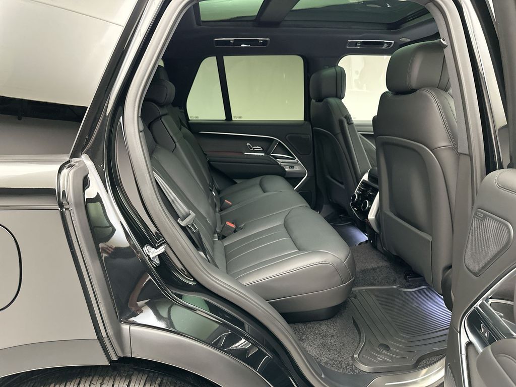 2025 Land Rover Range Rover SE photo 6