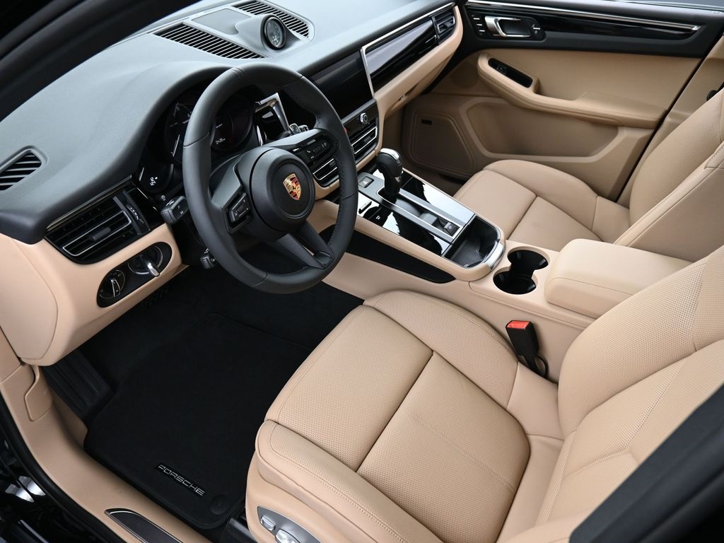 2025 Porsche Macan T photo 3