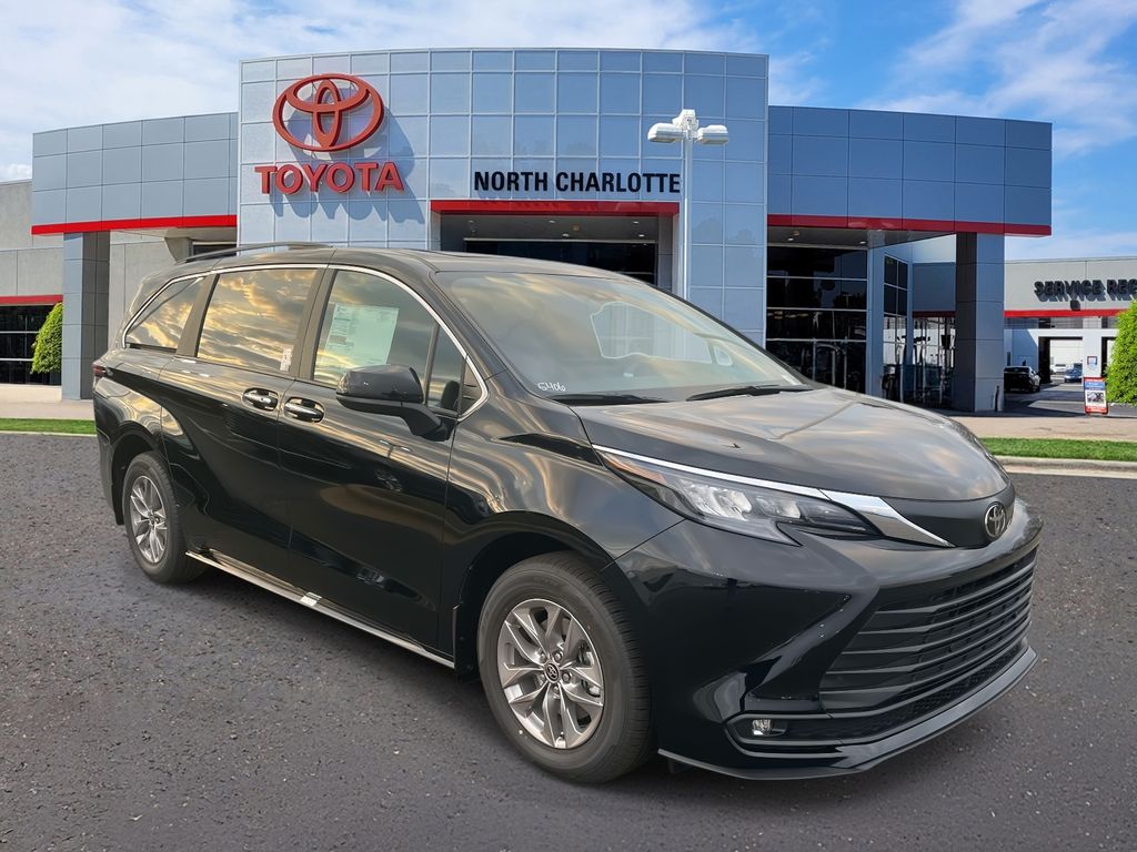 2026 Toyota Sienna XLE's photo