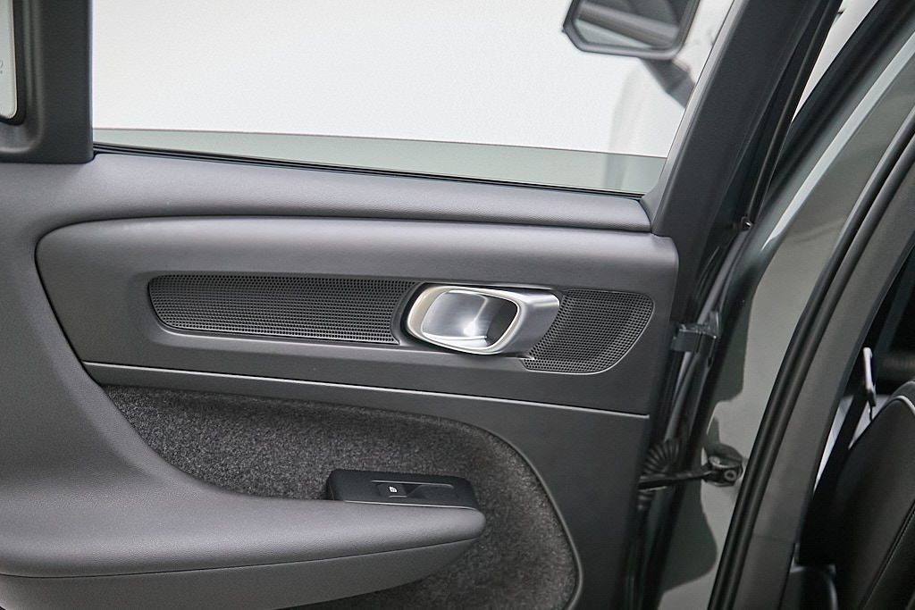 2026 VOLVO XC40 - Image 19