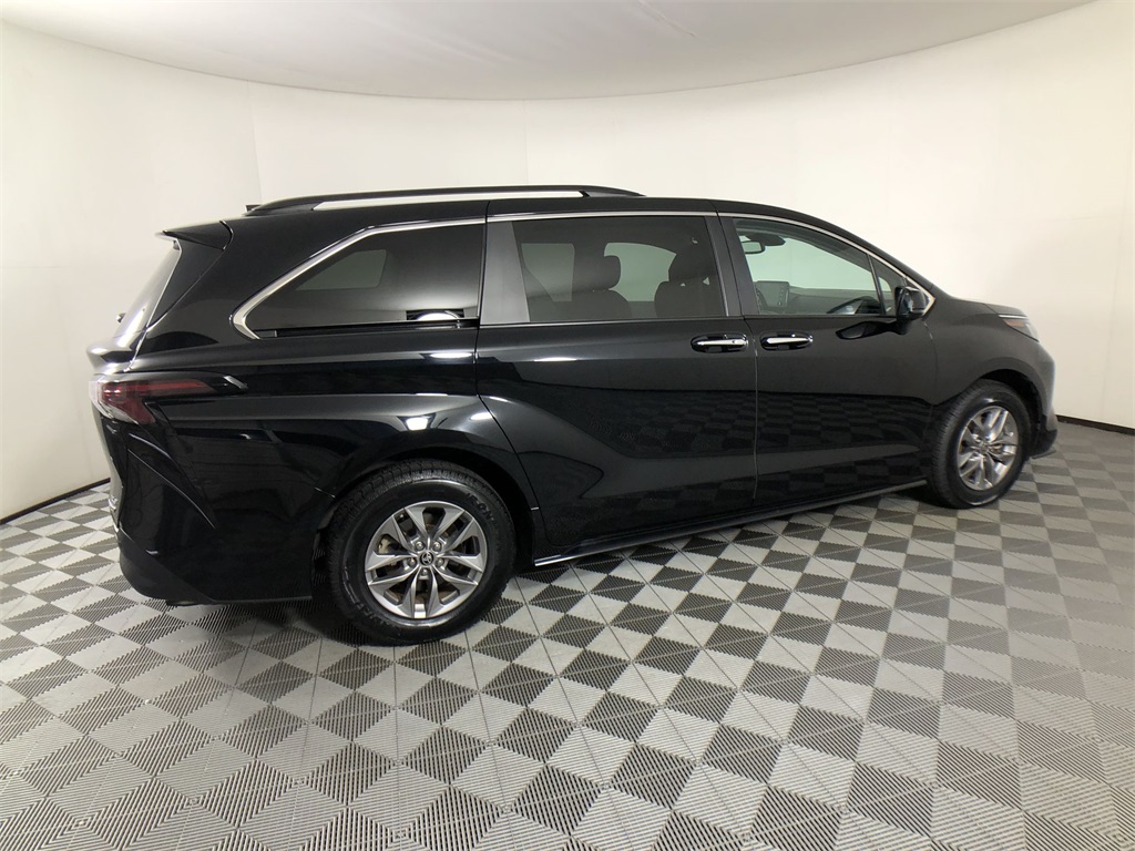 2024 Toyota Sienna XLE photo 2