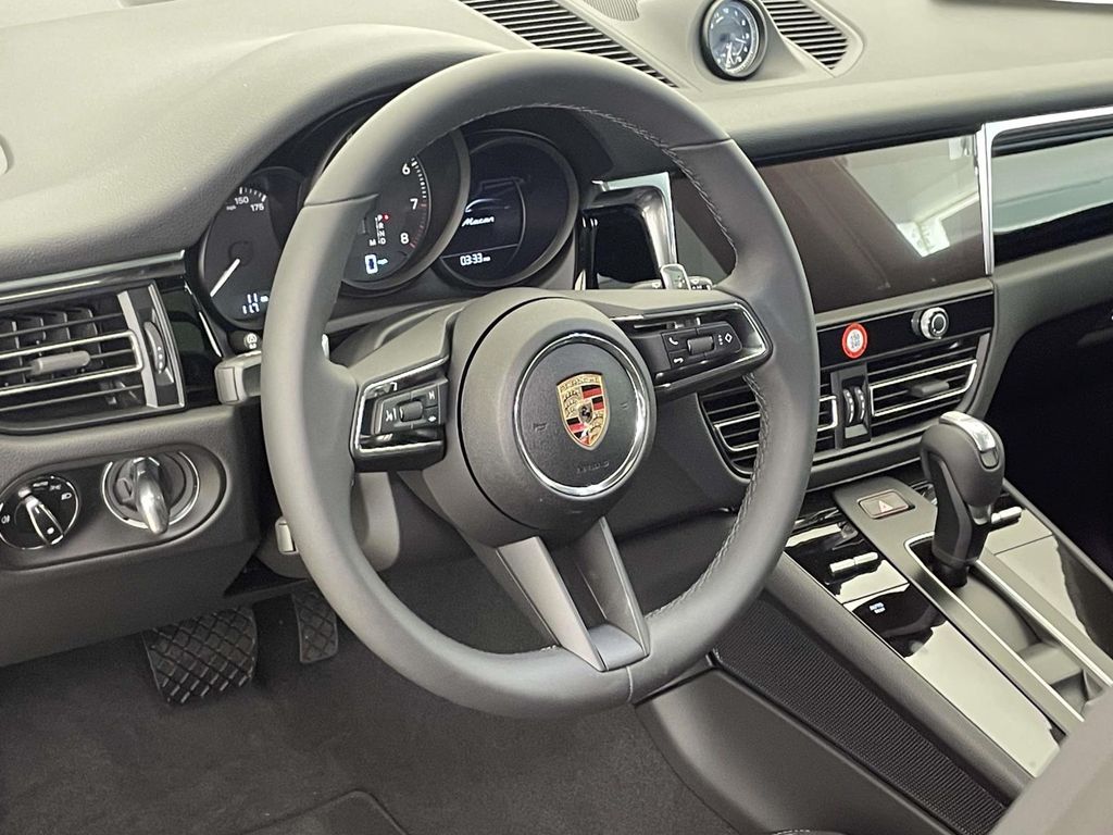 2025 Porsche Macan Base photo 4