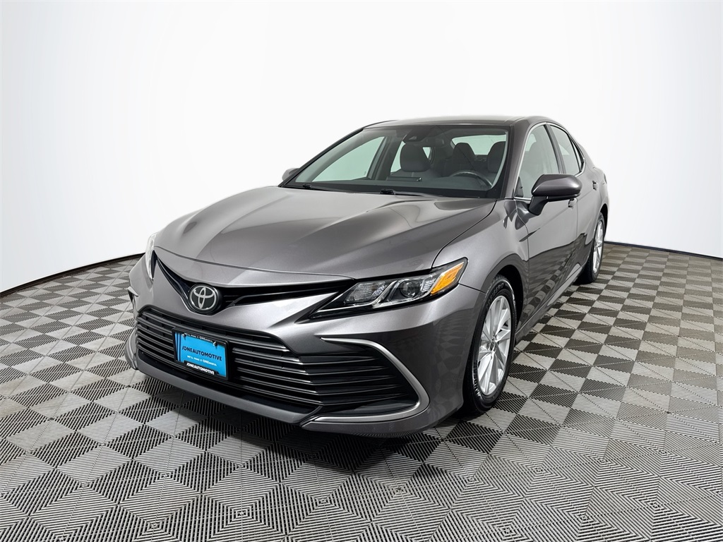 2023 Toyota Camry LE's photo