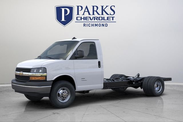 2025 Chevrolet Express Cutaway 3500 photo 2