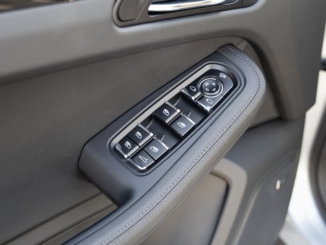 2026 Porsche Macan T photo 16